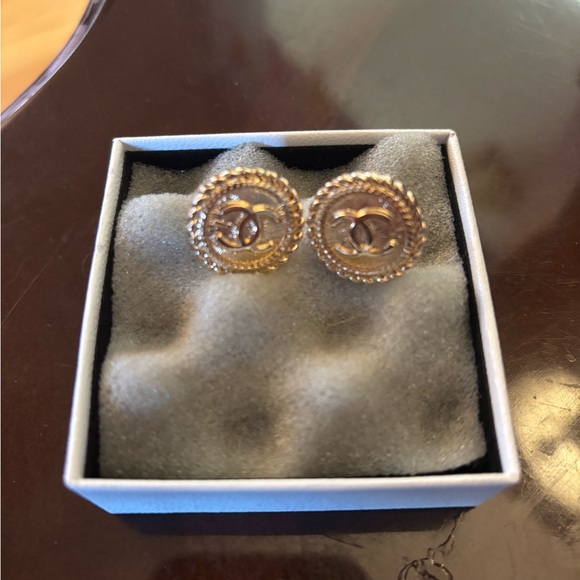 Upcycled Chanel button earrings in gold - Picture 3 of 5